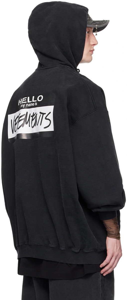 ヴェトモン VETEMENTS フロントとバックにレタリングがったウォッシュのフード付きスウェットシャツ