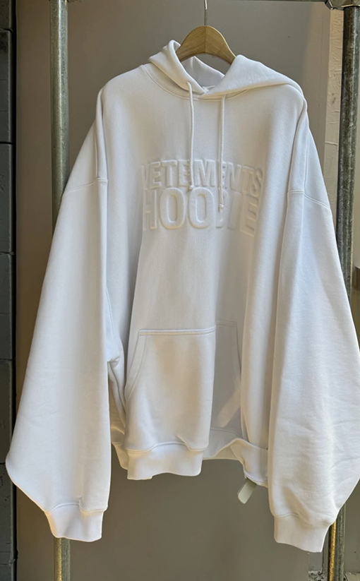 ヴェトモンコピー VETEMENTS 胸に文字がったアイロンげのフード付きスウェットシャツ