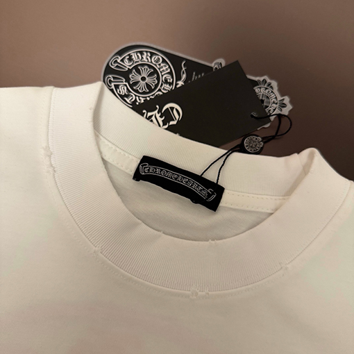 クロムハーツコピー フロントとバックにクラシックなロゴ刺繍がされた半袖Tシャツ