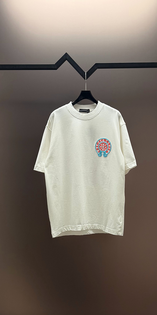 クロムハーツコピー フロントとバックにクラシックなロゴ刺繍がされた半袖Tシャツ