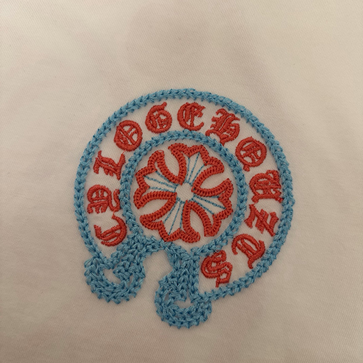 クロムハーツコピー フロントとバックにクラシックなロゴ刺繍がされた半袖Tシャツ