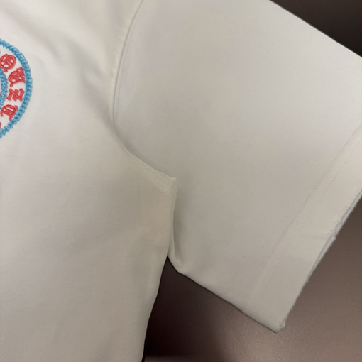 クロムハーツコピー フロントとバックにクラシックなロゴ刺繍がされた半袖Tシャツ