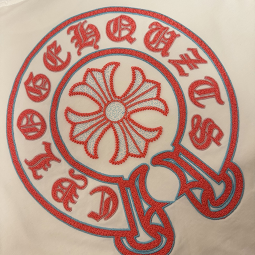 クロムハーツコピー フロントとバックにクラシックなロゴ刺繍がされた半袖Tシャツ