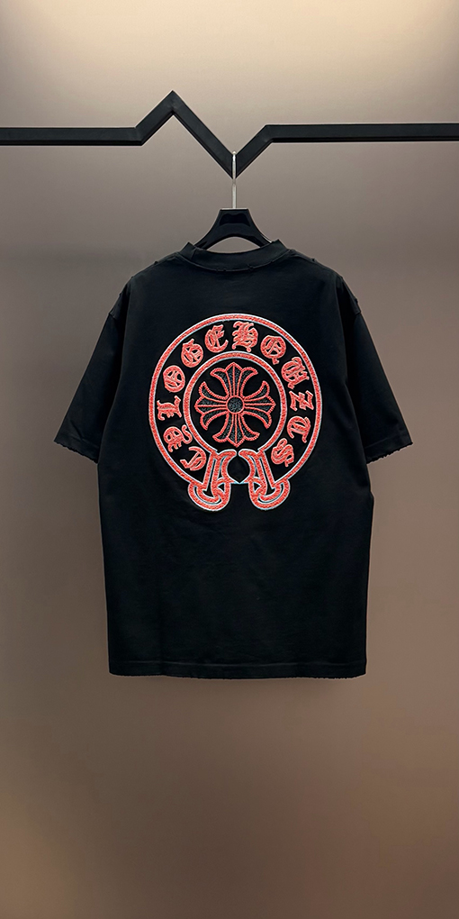 クロムハーツコピー フロントとバックにクラシックなロゴ刺繍がされた半袖Tシャツ