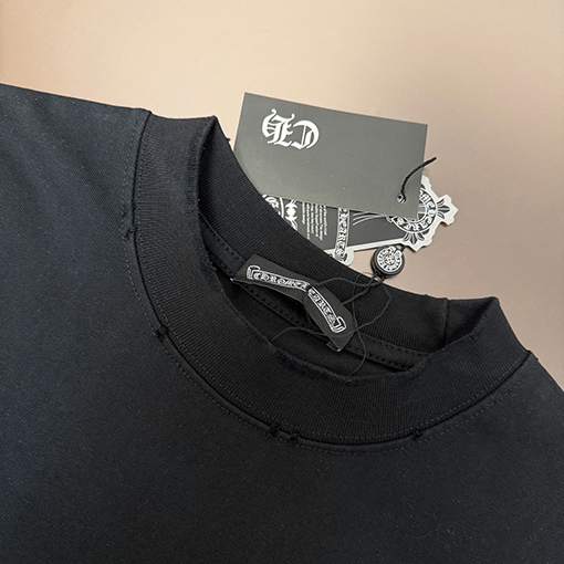 クロムハーツコピー フロントとバックにクラシックなロゴ刺繍がされた半袖Tシャツ