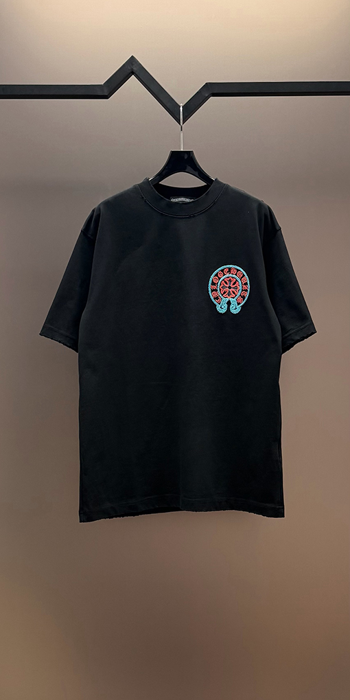 クロムハーツコピー フロントとバックにクラシックなロゴ刺繍がされた半袖Tシャツ