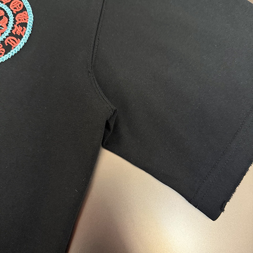 クロムハーツコピー フロントとバックにクラシックなロゴ刺繍がされた半袖Tシャツ