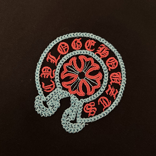 クロムハーツコピー フロントとバックにクラシックなロゴ刺繍がされた半袖Tシャツ