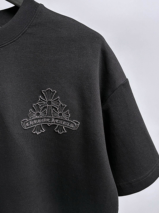 クロムハーツ 胸の後ろに重なりう刺繍がされた半袖Tシャツ