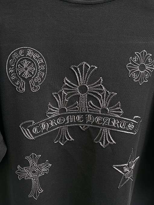 クロムハーツ 胸の後ろに重なりう刺繍がされた半袖Tシャツ