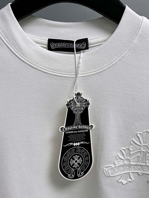クロムハーツ 胸の後ろに重なりう刺繍がされた半袖Tシャツ