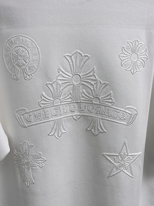クロムハーツ 胸の後ろに重なりう刺繍がされた半袖Tシャツ