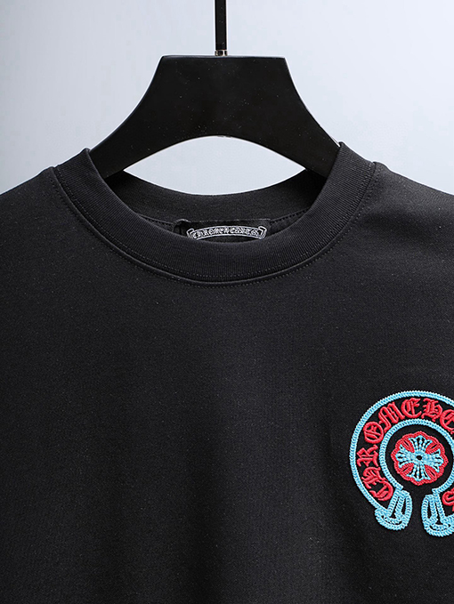 クロムハーツ 新モデル胸の後ろに重なりう刺繍がされた半袖Tシャツ