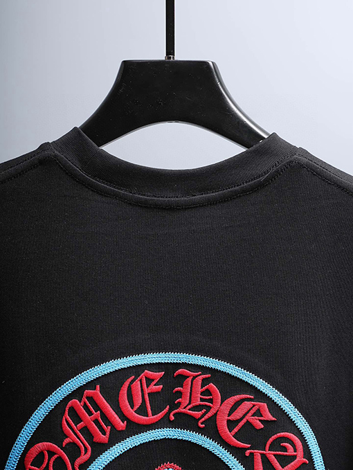 クロムハーツ 新モデル胸の後ろに重なりう刺繍がされた半袖Tシャツ