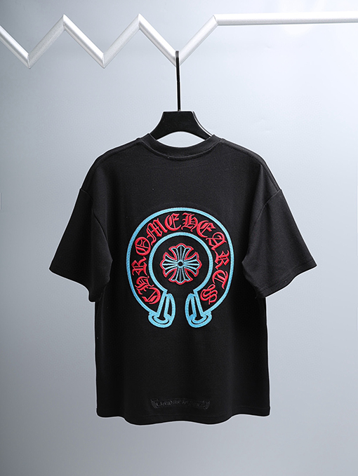 クロムハーツ 新モデル胸の後ろに重なりう刺繍がされた半袖Tシャツ