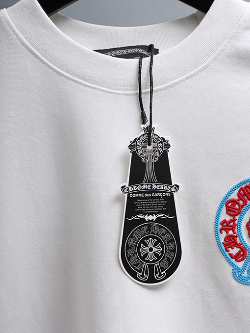 クロムハーツ 新モデル胸の後ろに重なりう刺繍がされた半袖Tシャツ