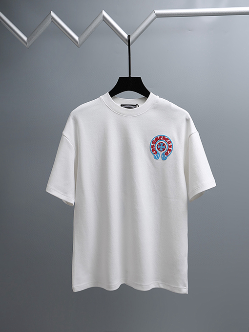 クロムハーツ 新モデル胸の後ろに重なりう刺繍がされた半袖Tシャツ