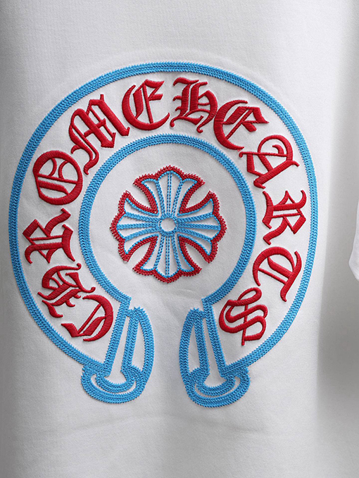 クロムハーツ 新モデル胸の後ろに重なりう刺繍がされた半袖Tシャツ