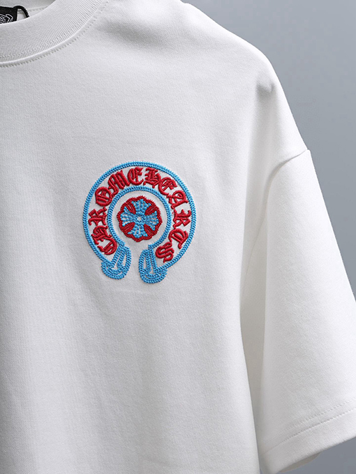 クロムハーツ 新モデル胸の後ろに重なりう刺繍がされた半袖Tシャツ