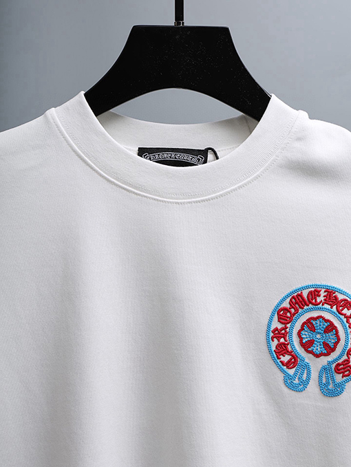 クロムハーツ 新モデル胸の後ろに重なりう刺繍がされた半袖Tシャツ