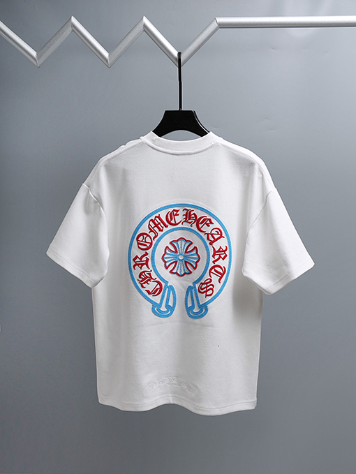 クロムハーツ 新モデル胸の後ろに重なりう刺繍がされた半袖Tシャツ