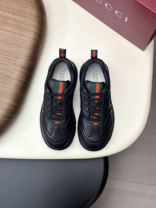 グッチ 新しいメンズレザースニーカー