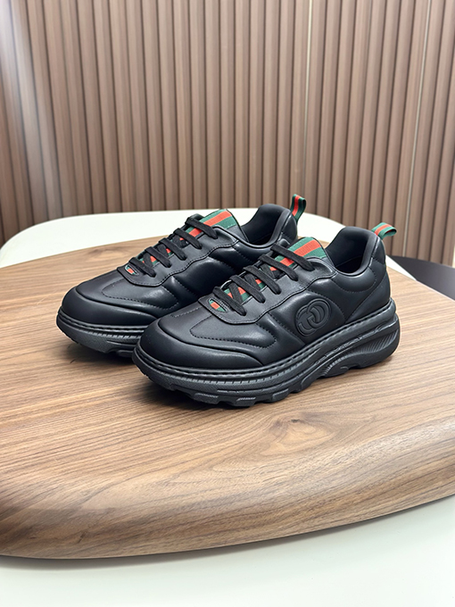グッチ 新しいメンズレザースニーカー