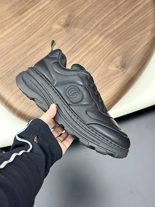 グッチ 新しいメンズレザースニーカー