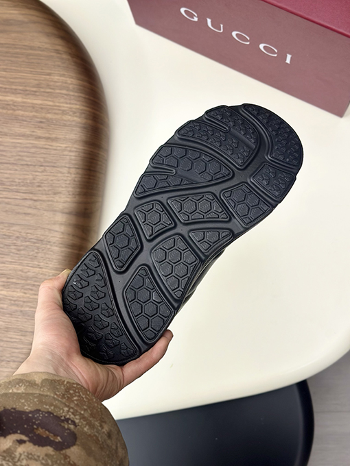 グッチ 新しいメンズレザースニーカー