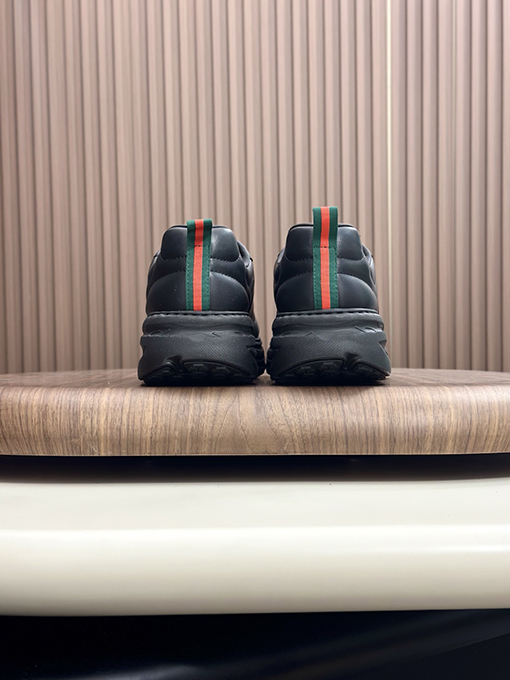 グッチ 新しいメンズレザースニーカー