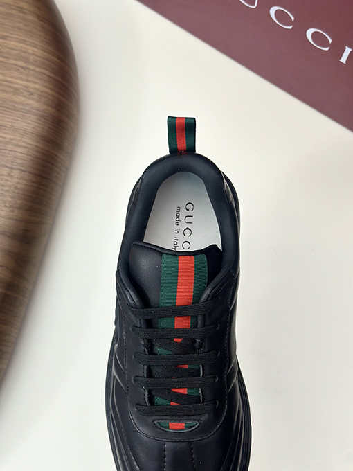 グッチ 新しいメンズレザースニーカー