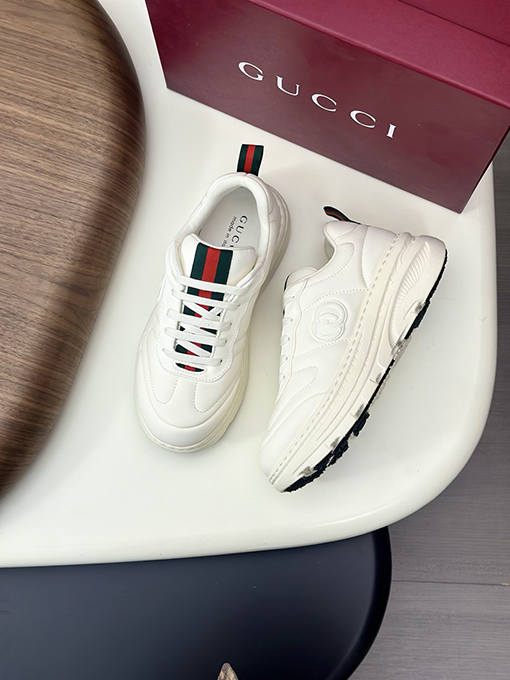 グッチ 新しいメンズレザースニーカー