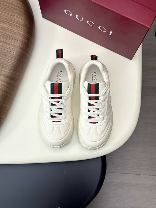 グッチ 新しいメンズレザースニーカー