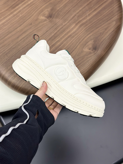 グッチ 新しいメンズレザースニーカー