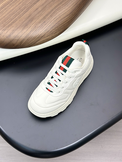 グッチ 新しいメンズレザースニーカー