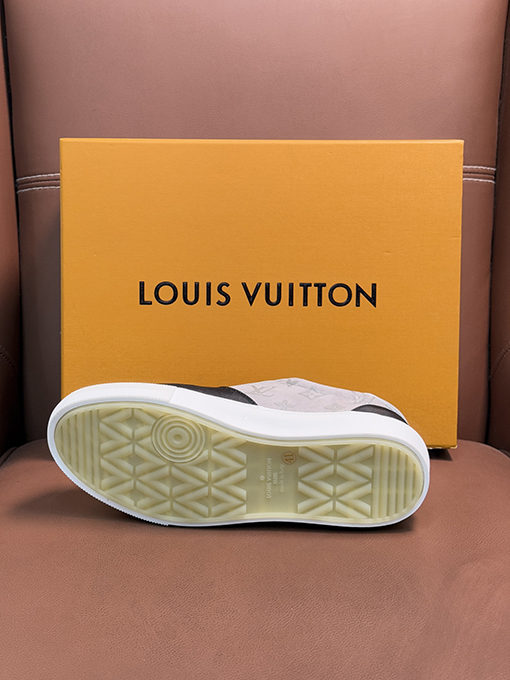 ルイヴィトン LV ロゴ入りカジュアルスニーカー
