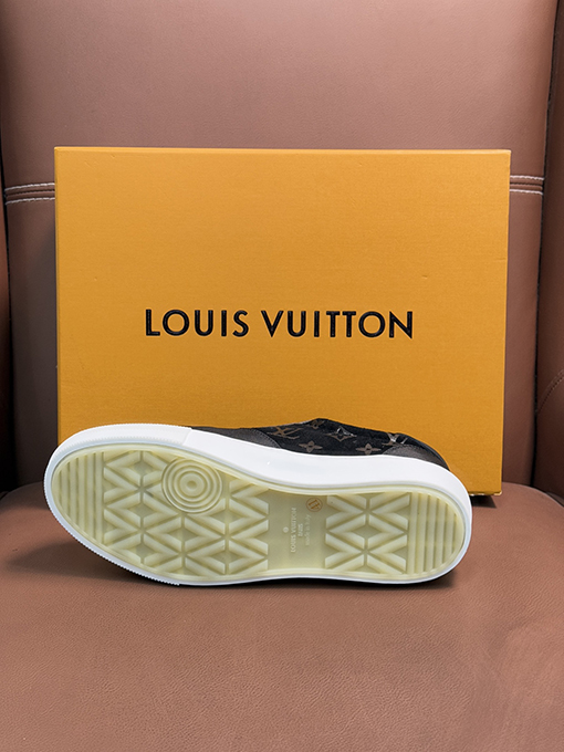ルイヴィトン LV ロゴ入りカジュアルスニーカー