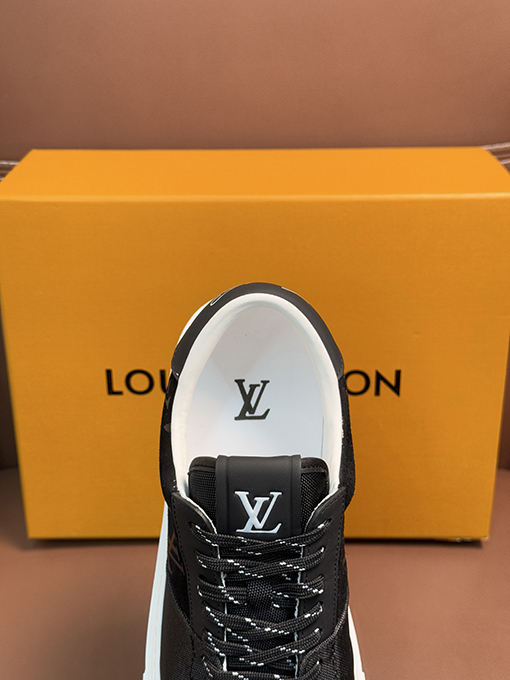 ルイヴィトン LV ロゴ入りカジュアルスニーカー