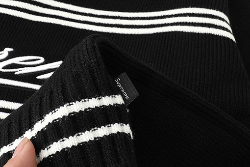 シュプリーム SUPREME Script Stripe Half Zip Sweater 筆記体の刺繍ストライプロゴハーフジップセーター