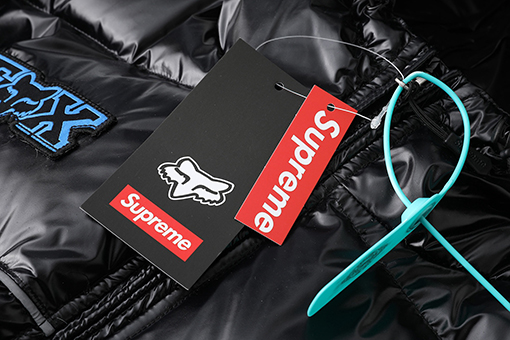 シュプリーム  WEEK9 Shiny Down Puffer Jacke 光沢のあるロゴ入りフード付きコンフォートカジュアルジャケット