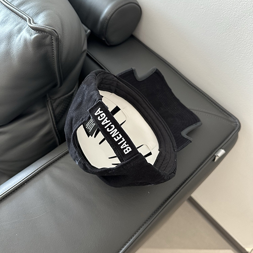 バレンシアガ 新しい文字の刺繍りベースボールキャップ