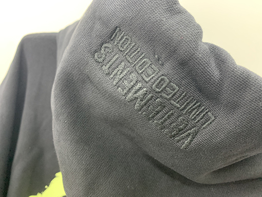 ヴェトモン VETEMENTS フロントバック袖アームにデジタルダイレクトプリントを施したフード付きスウェットシャツ