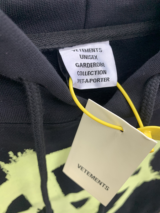 ヴェトモン VETEMENTS フロントバック袖アームにデジタルダイレクトプリントを施したフード付きスウェットシャツ