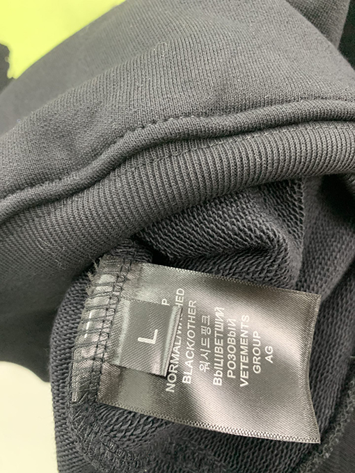 ヴェトモン VETEMENTS フロントバック袖アームにデジタルダイレクトプリントを施したフード付きスウェットシャツ