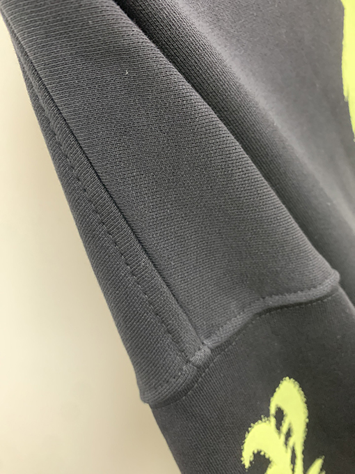 ヴェトモン VETEMENTS フロントバック袖アームにデジタルダイレクトプリントを施したフード付きスウェットシャツ