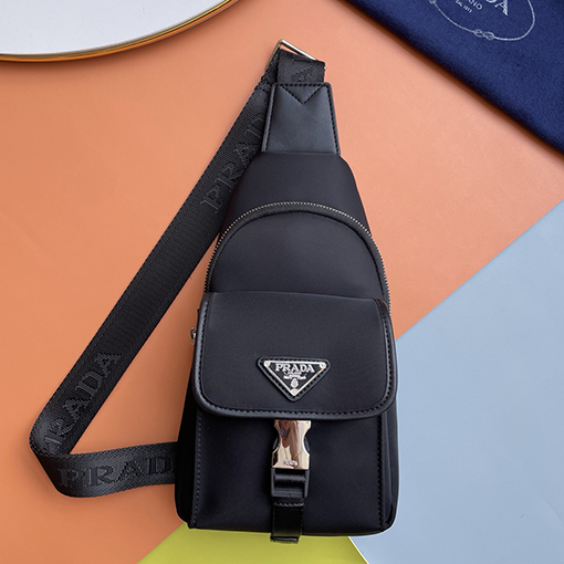 プラダ 黒ナイロンチェストバッグ