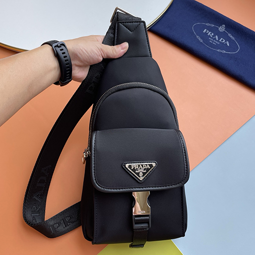 プラダ 黒ナイロンチェストバッグ
