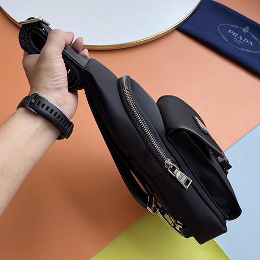プラダ 黒ナイロンチェストバッグ