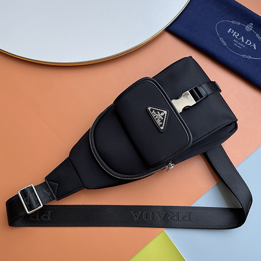 プラダ 黒ナイロンチェストバッグ