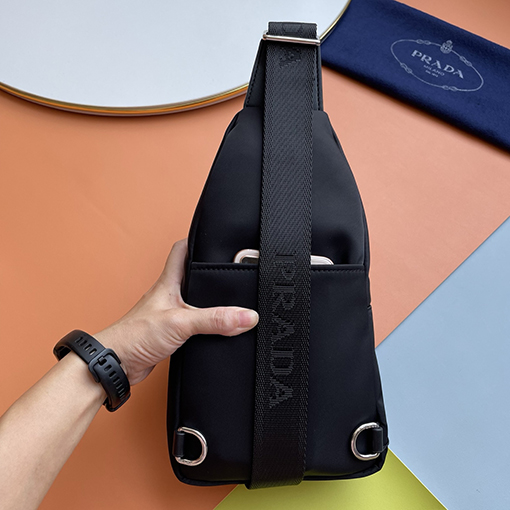 プラダ 黒ナイロンチェストバッグ